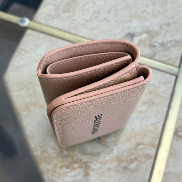 Balenciaga Blush Leather Card Holder
Brand new. With tag and dust bag, Box. - Picture 2 of 2
